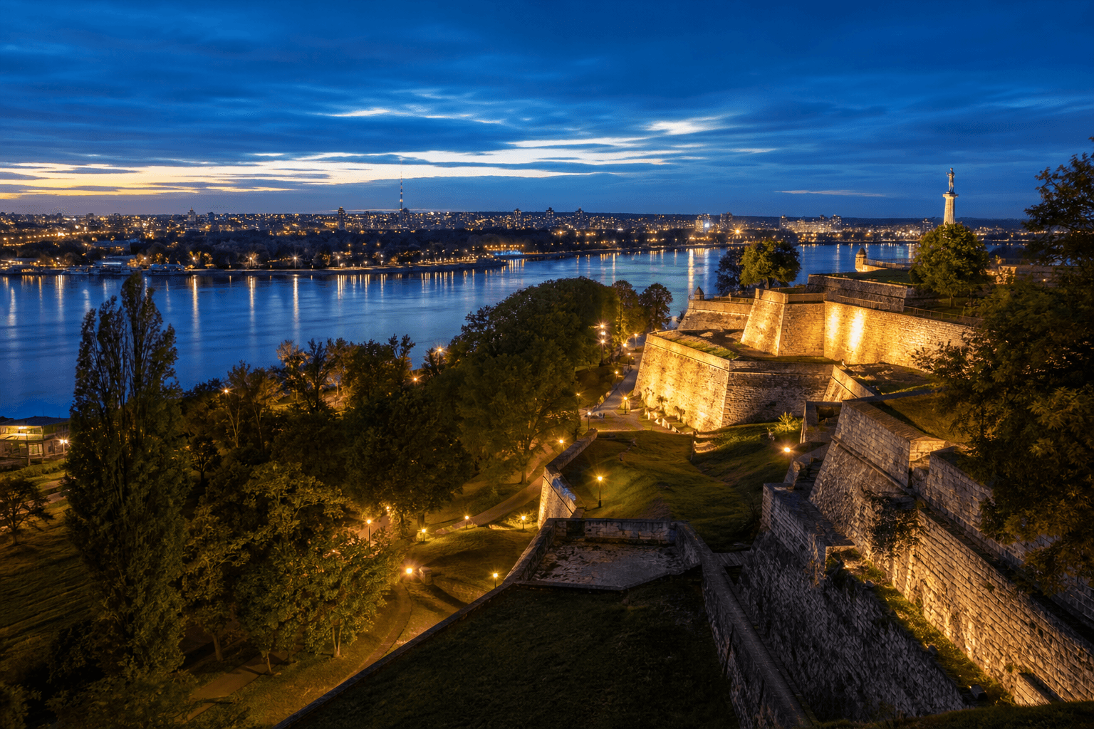 PLACEHOLDER: Kalemegdan und Save-Mündung bei Abend — Escort Belgrad (Austauschbild)