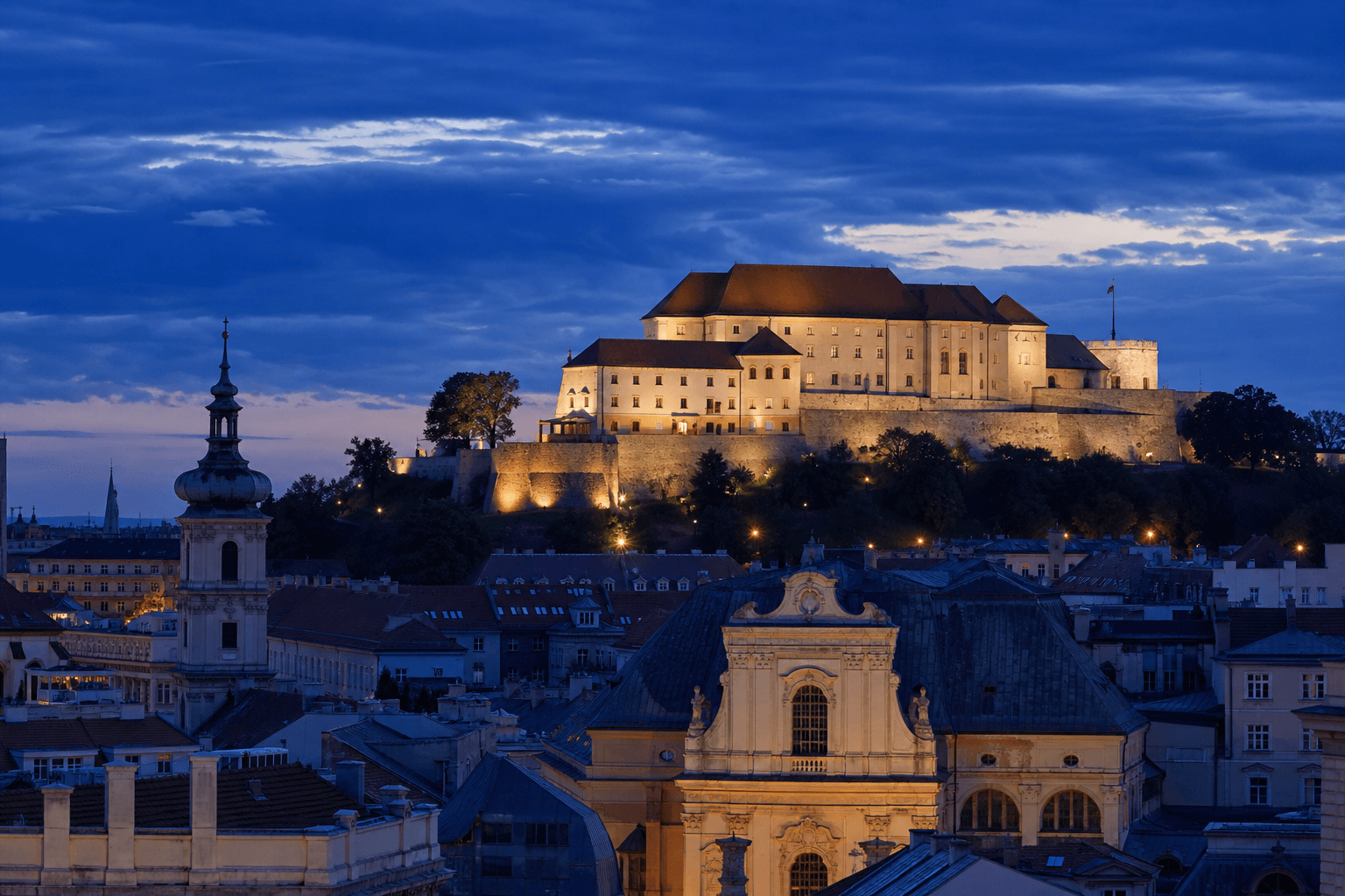 PLACEHOLDER: Burg Špilberk und Altstadt bei Dämmerung — Escort Brünn (Austauschbild)