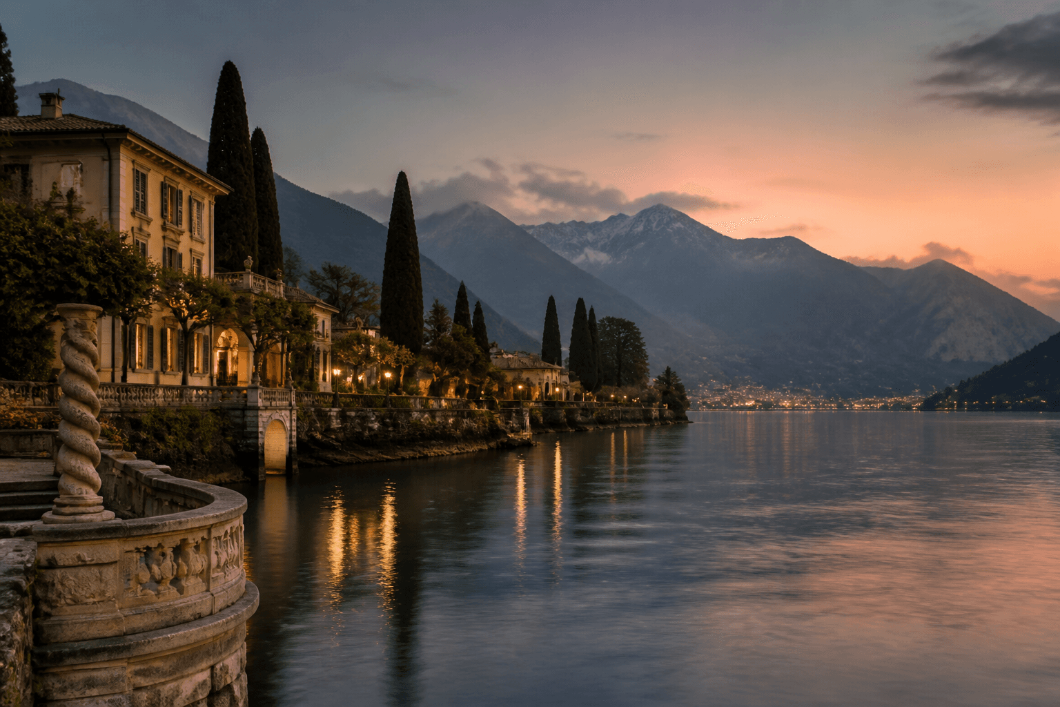 PLACEHOLDER: Comer See mit Villen und Bergen in der Dämmerung — Escort Lago di Como (Austauschbild)