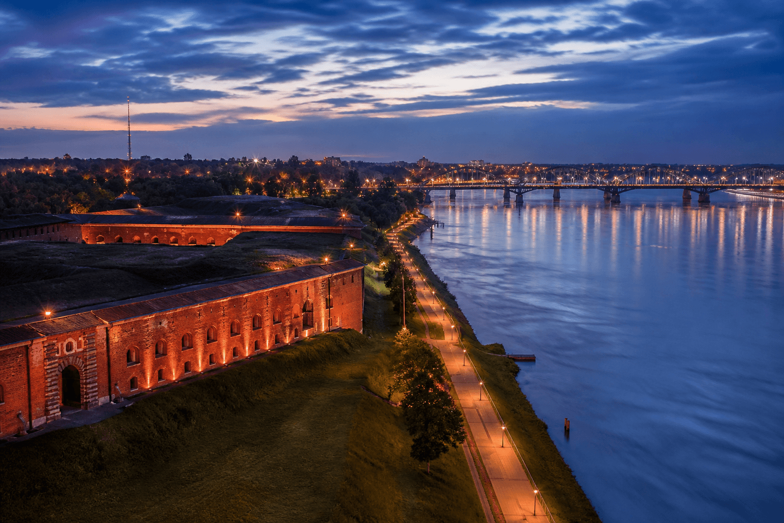 PLACEHOLDER: Festung und Daugava bei Abendstimmung — Escort Daugavpils (Austauschbild)