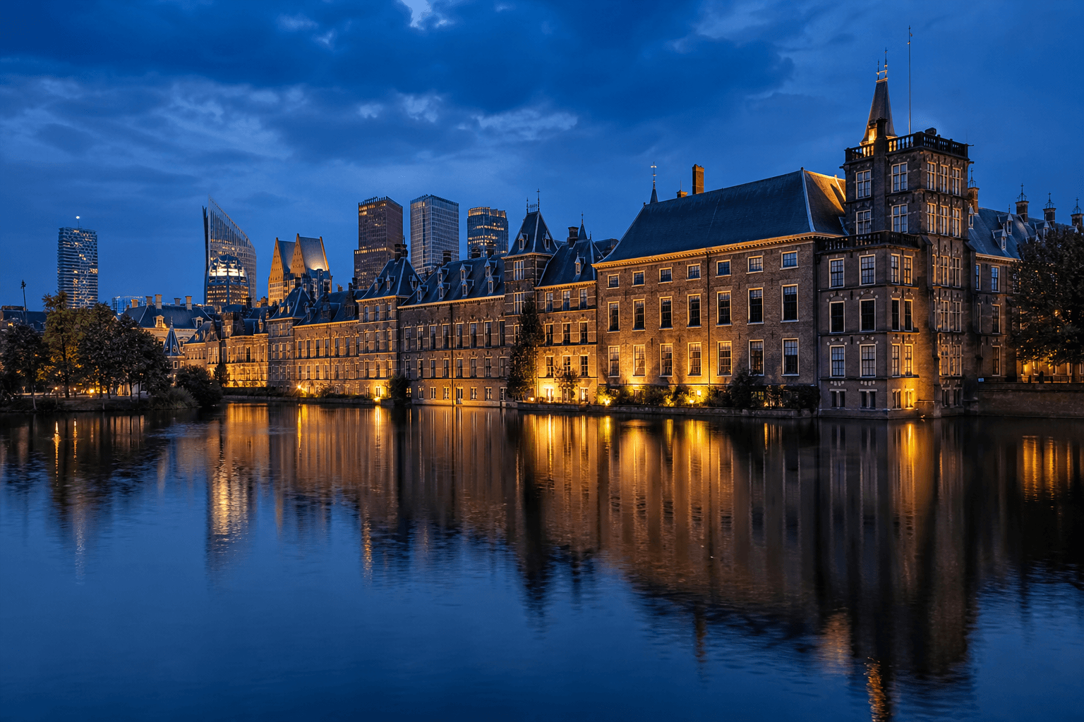 PLACEHOLDER: Binnenhof und Hofvijver bei Abendlicht — Escort Den Haag (Austauschbild)