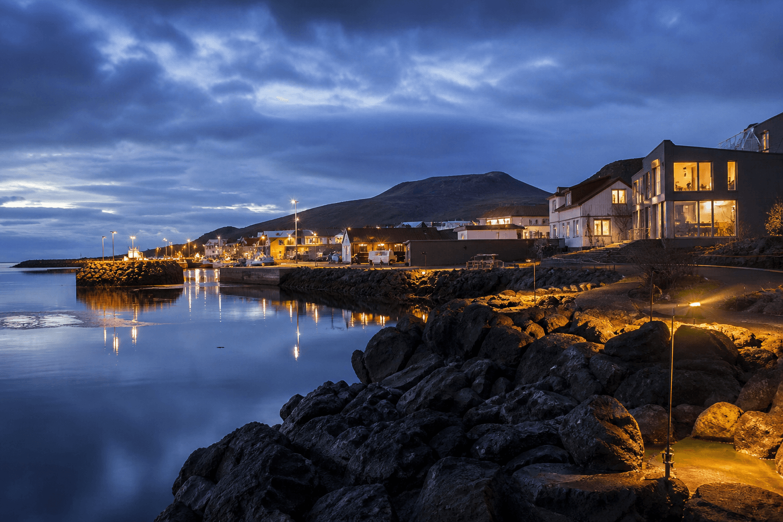 PLACEHOLDER: Lavafelsen und Hafen bei Abendlicht — Escort Hafnarfjörður (Austauschbild)