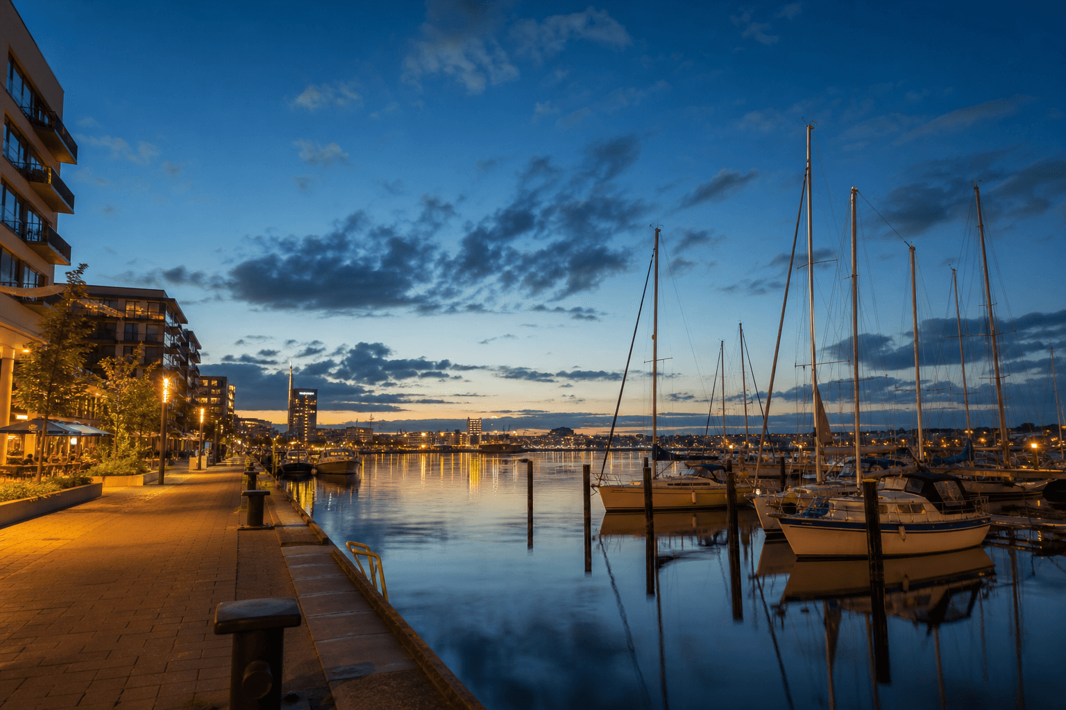 PLACEHOLDER: Kieler Förde und Hafenpromenade bei Dämmerung — Escort Kiel (Austauschbild)