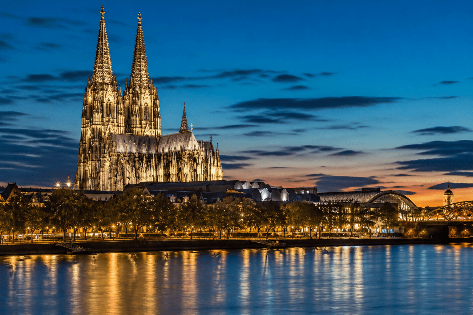 PLACEHOLDER: Kölner Dom und Rheinboulevard bei Nacht — Escort Köln (Austauschbild)
