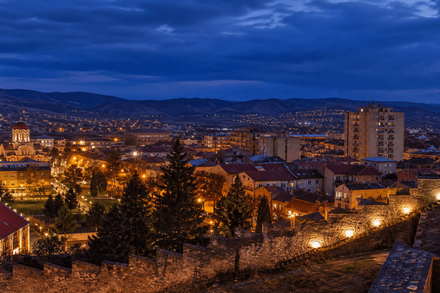 PLACEHOLDER: Stadtzentrum und abendliche Silhouette — Escort Kumanovo (Austauschbild)