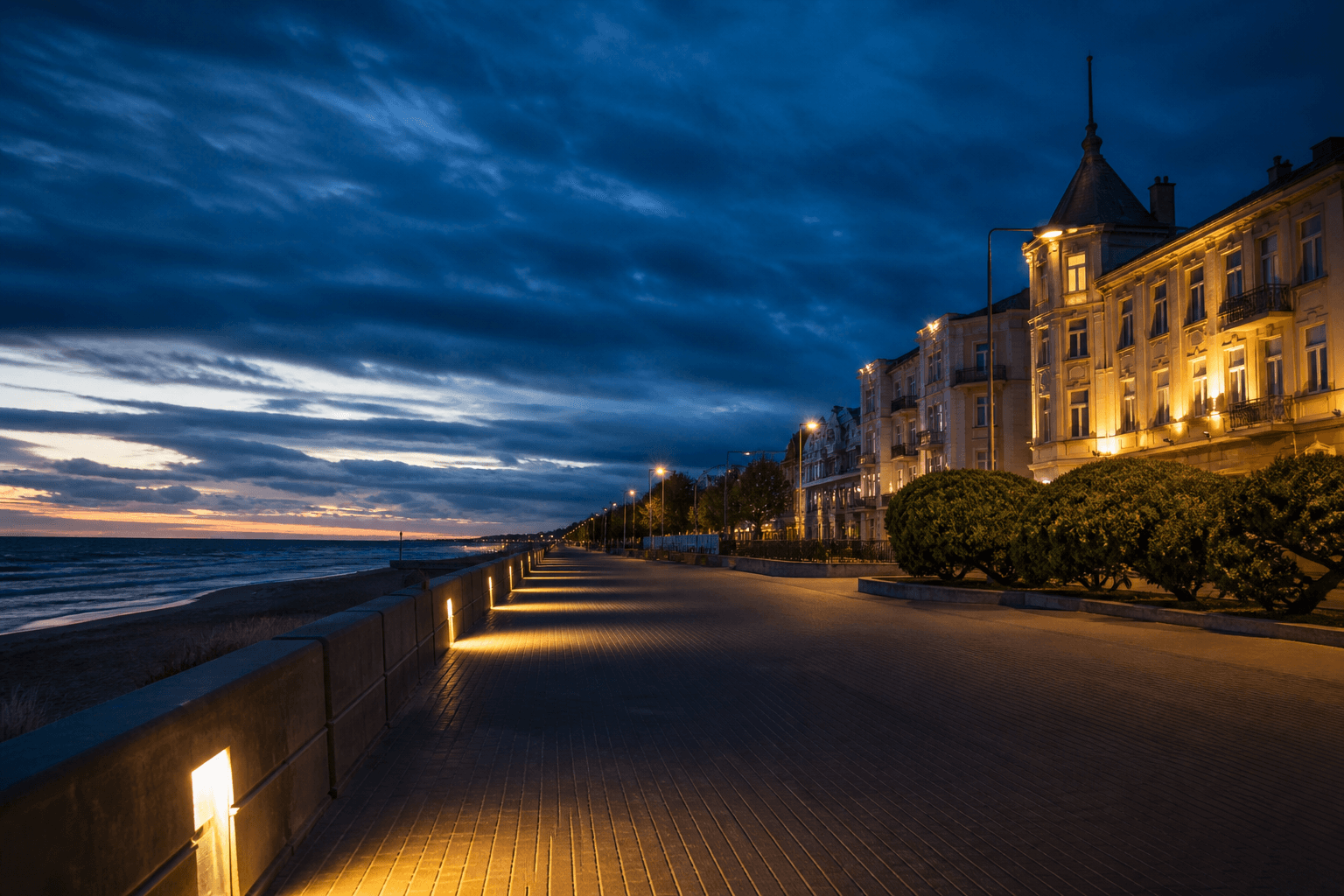 PLACEHOLDER: Ostsee-Promenade bei goldenem Abendlicht — Escort Liepāja (Austauschbild)