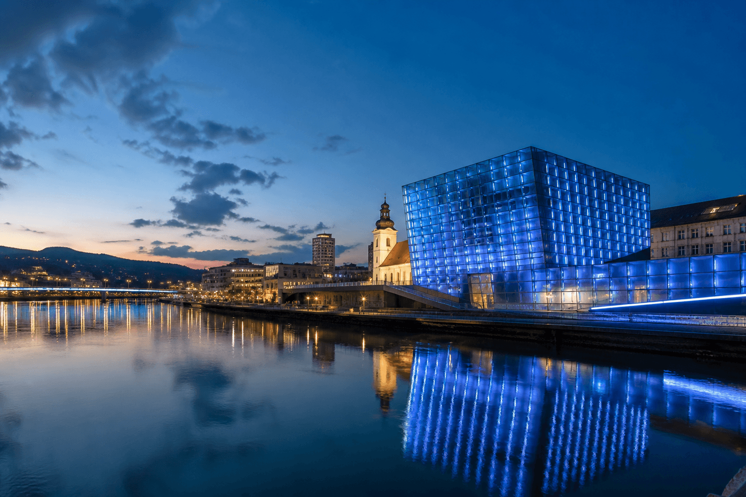 PLACEHOLDER: Donauufer und Ars Electronica bei Abendlicht — Escort Linz (Austauschbild)