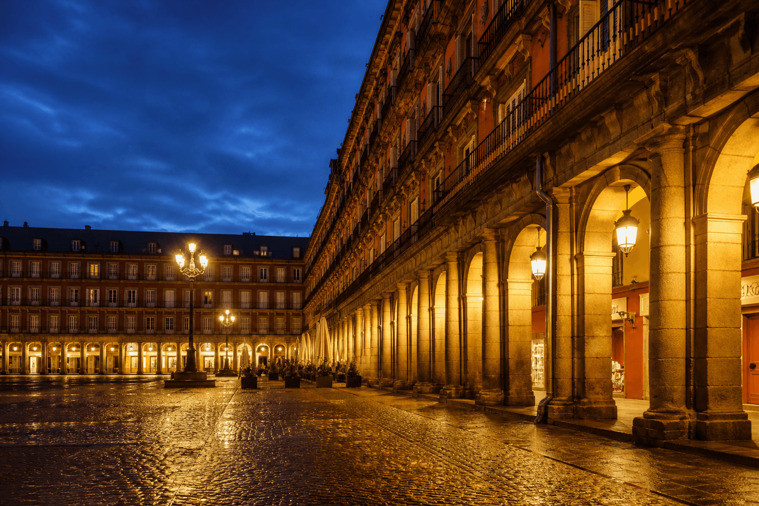 PLACEHOLDER: Plaza Mayor und abendliche Gran Vía-Atmosphäre — Escort Madrid (Austauschbild)