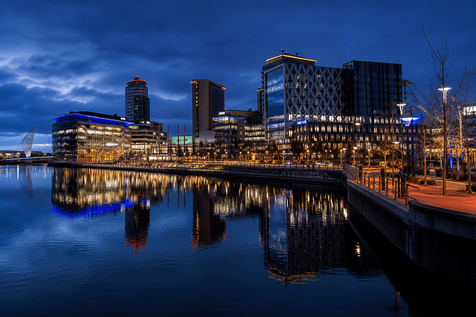 PLACEHOLDER: MediaCity und Skyline bei Abendstimmung — Escort Manchester (Austauschbild)