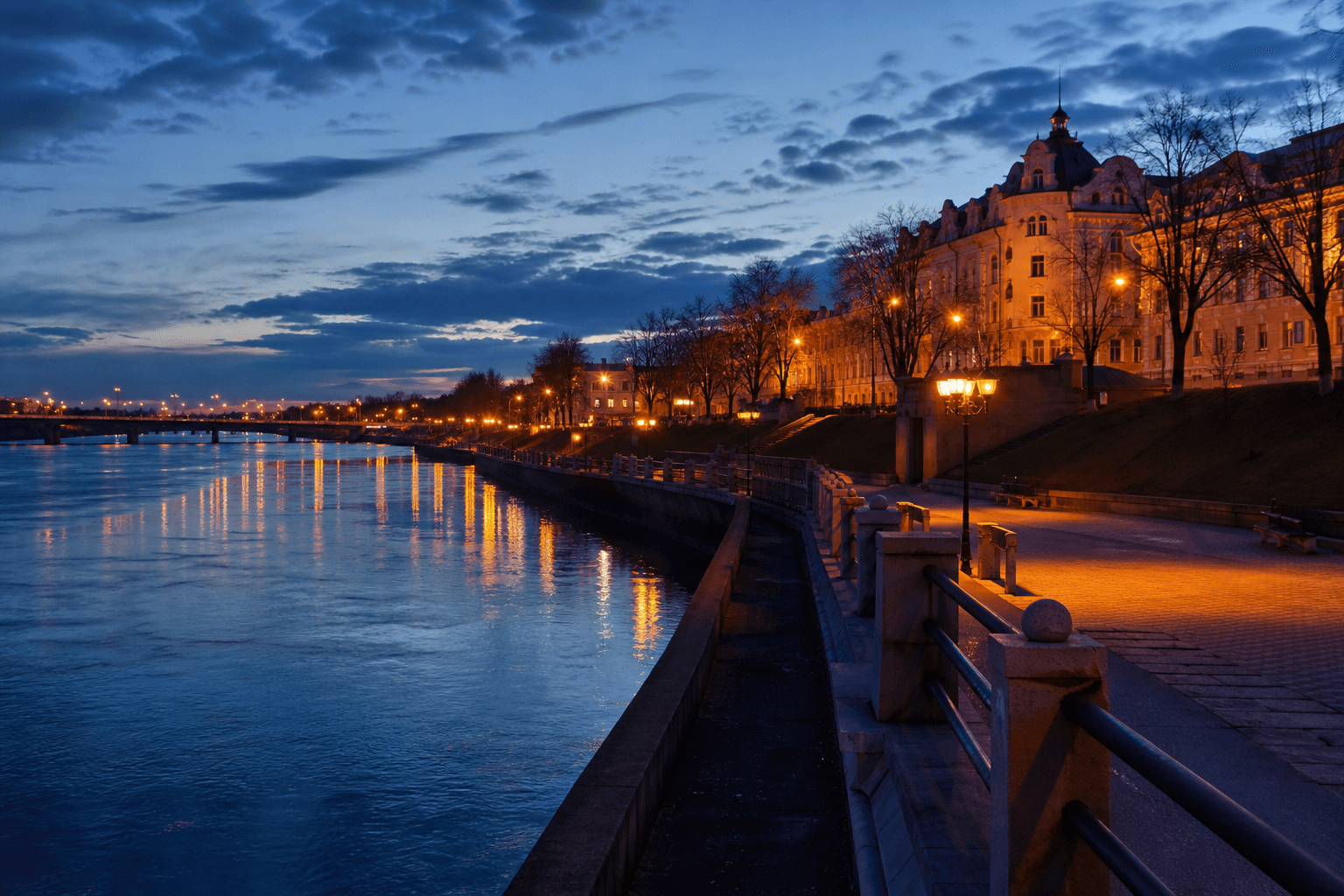 PLACEHOLDER: Dnepr-Ufer und abendliche Altstadt — Escort Mahiljou (Austauschbild)