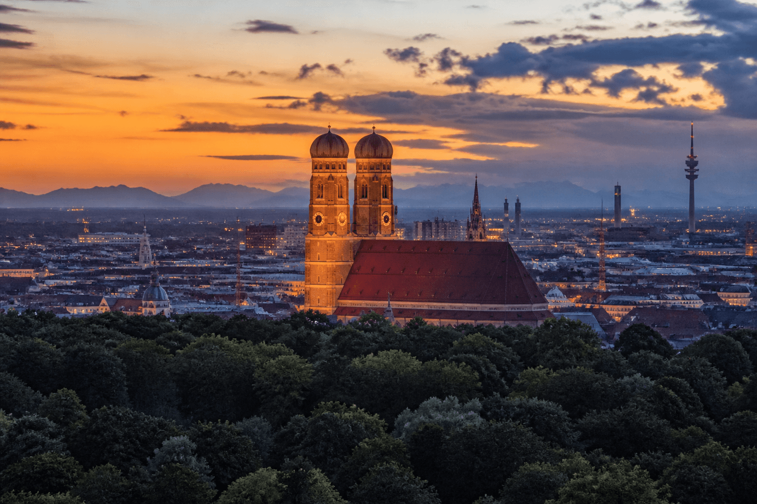 PLACEHOLDER: Frauenkirche und Englischer Garten in der Dämmerung — Escort München (Austauschbild)