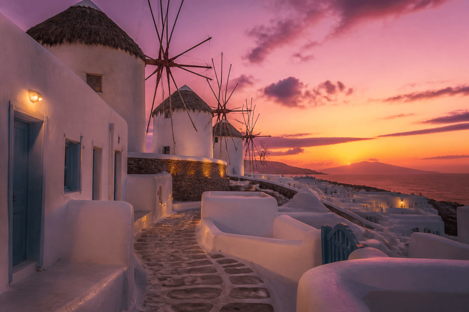 PLACEHOLDER: weiße Kykladen-Gassen und Windmühlen bei Sunset — Escort Mykonos (Austauschbild)