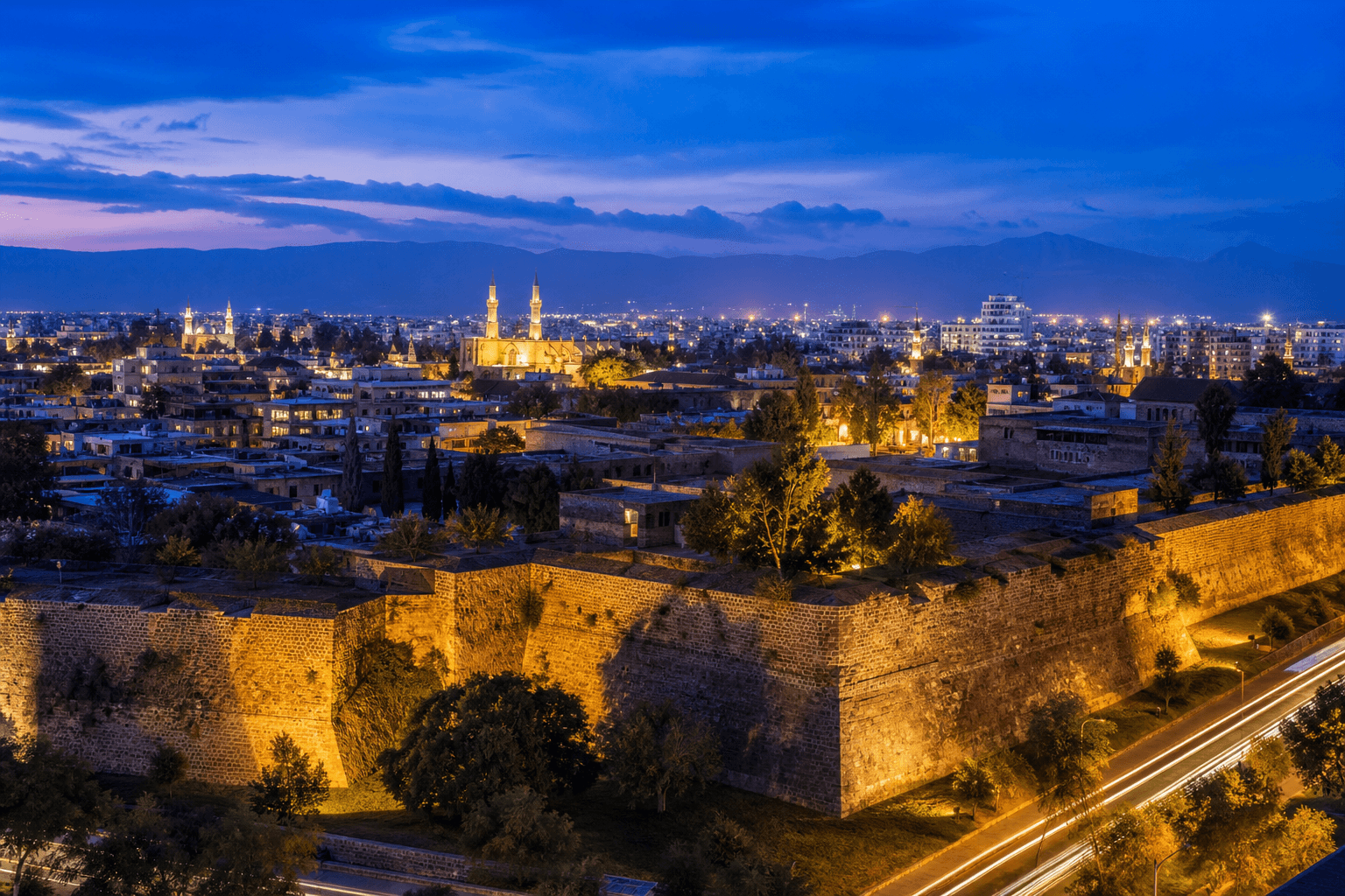 PLACEHOLDER: Altstadtmauern und abendliche Skyline — Escort Nikosia (Austauschbild)