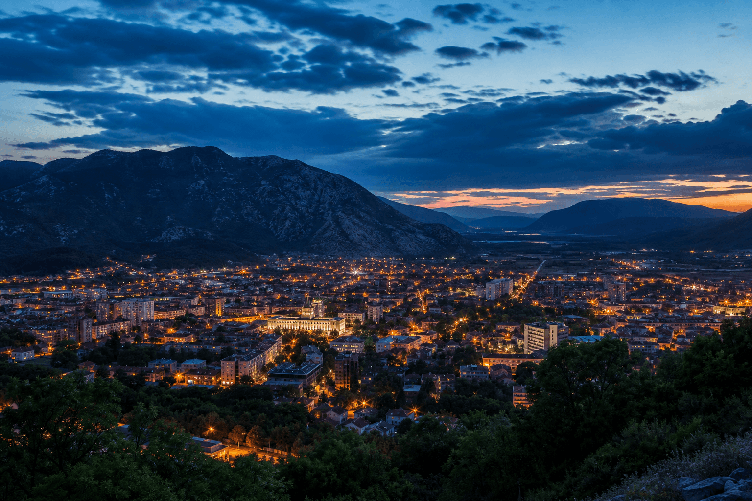 PLACEHOLDER: Altstadt und abendliche Bergkulisse — Escort Nikšić (Austauschbild)