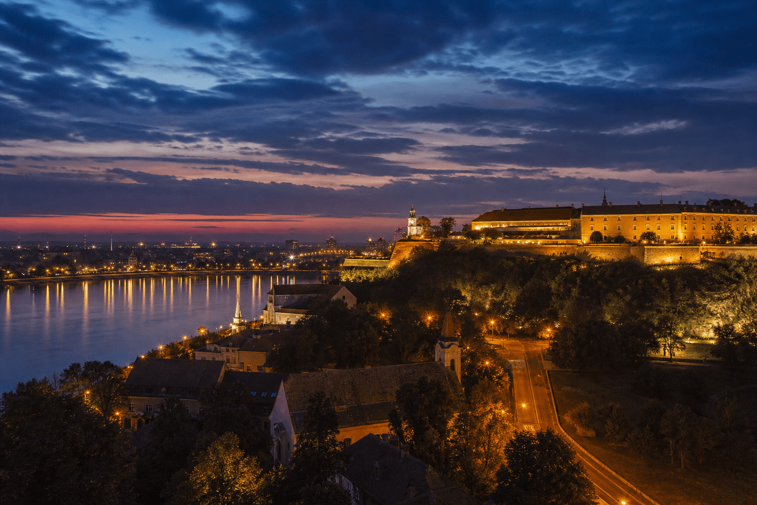 PLACEHOLDER: Petrovaradin und Donau bei Abendlicht — Escort Novi Sad (Austauschbild)