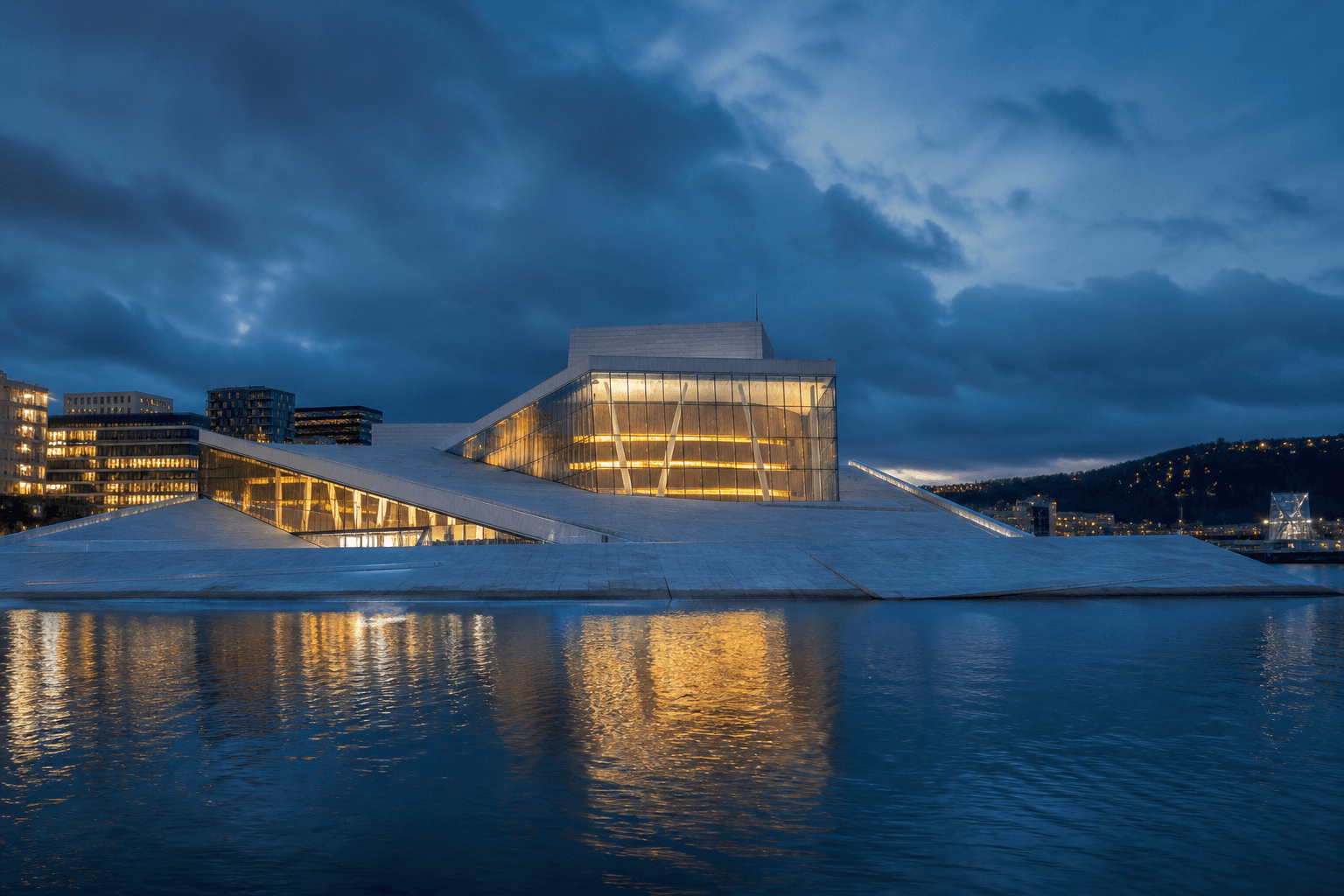 PLACEHOLDER: Opernhaus und Oslofjord bei Abendlicht — Escort Oslo (Austauschbild)