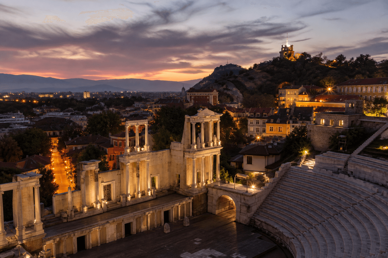 PLACEHOLDER: Antikes Theater und Altstadt bei Dämmerung — Escort Plovdiv (Austauschbild)