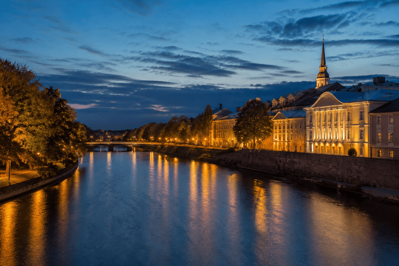 PLACEHOLDER: Universitätsstadt und Emajõgi bei Abendlicht — Escort Tartu (Austauschbild)