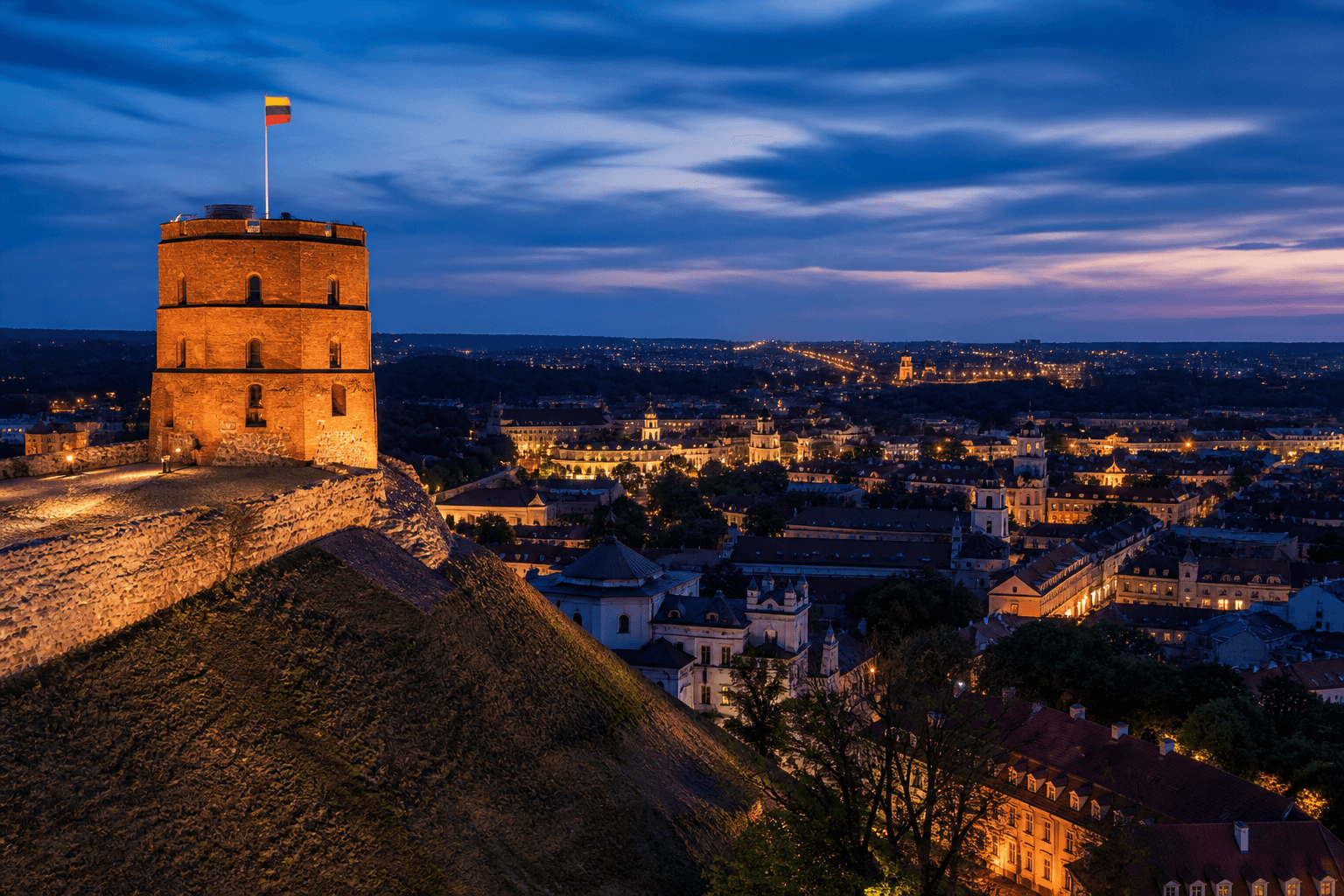 PLACEHOLDER: Gediminas-Turm und Altstadt bei Abend — Escort Vilnius (Austauschbild)